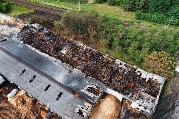 Spalone wnętrze hali w zielonogórskim Przylepie  (fot. PAP/Lech Muszyński)