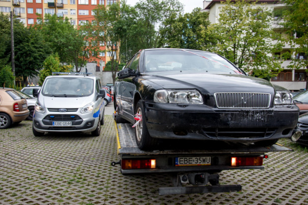 Usunięcie samochodu osobowego z drogi może kosztować właściciela w 2024 r. prawie 700 zł (zdjęcie ilustracyjne, fot. Straż Miejska w Poznaniu)