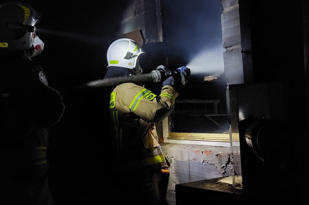 Strażacy nadal dogaszają pożar i przelewają tlące się materiały.(fot. OSP Dobre/FB)