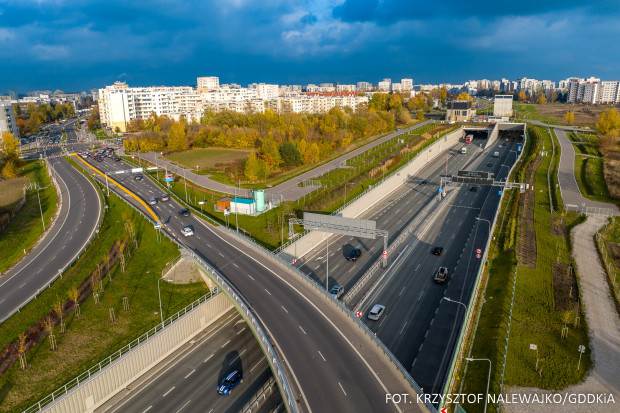 Tunel w ciągu Południowej Obwodnicy Warszawy przebiega w sąsiedztwie dużych osiedli mieszkaniowych. Fot. GDDKiA - Krzysztof Nalewajko