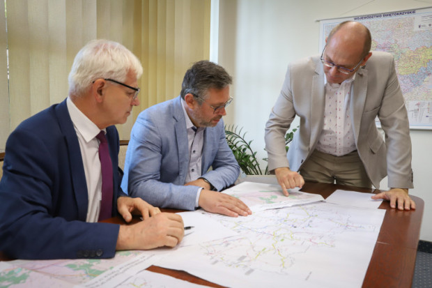 Świętokrzyski Zarząd Dróg Wojewódzkich podpisał w ostatnich dniach umowę z wykonawcą koncepcji, spółką Promost Consulting z Rzeszowa (fot. UMWŚ)