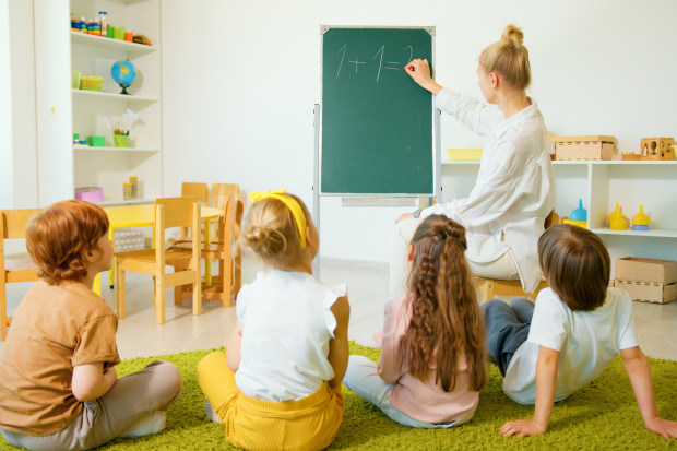 Zgodnie z Kartą nauczyciela z odpisu na zakładowy fundusz świadczeń socjalnych wypłacane jest nauczycielowi do końca sierpnia każdego roku świadczenie urlopowe w wysokości odpisu podstawowego (fot. Artem Podrez/pexels.com)