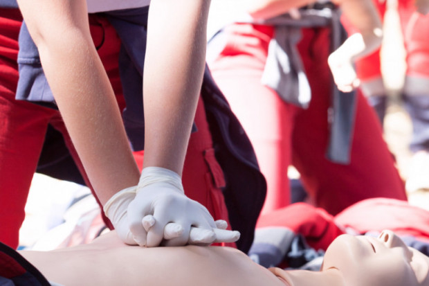 Kurs z udzielania pierwszej pomocy powinni przejść wszyscy pracownicy szkoły, także niepedagogiczni (fot. Shutterstock)