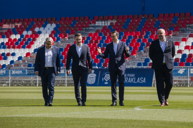 W maju 2023 r. premier Morawiecki gościł na stadionie w Częstochowie i złożył deklarację rządowego wsparcia dla Rakowa (Fot. gov.pl)