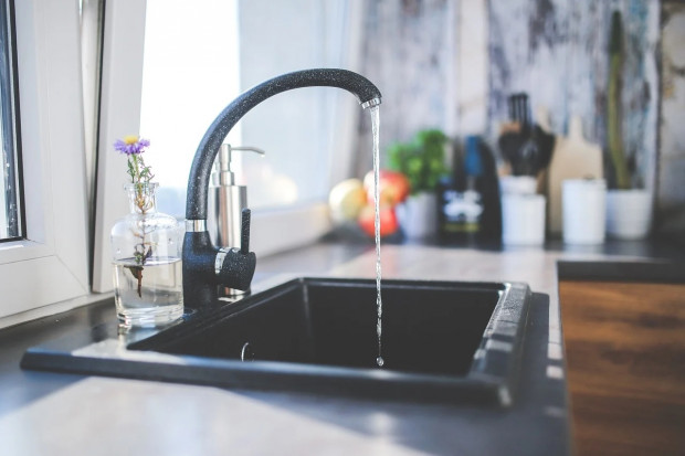 W instalacjach wodociągowych może dochodzić do wtórnego skażenia, w przypadku długotrwałego nieużywania instalacji (fot. Pixabay)