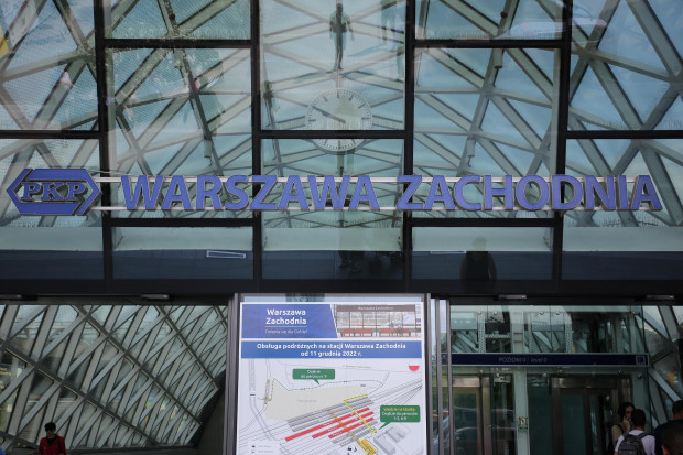 Nastawnię usytuowano pomiędzy peronami 8 i 9 dworca Warszawa Zachodnia, co dawało możliwość bezkolizyjnej rozbudowy dworca w przyszłości (fot. PAP/Albert Zawada)
