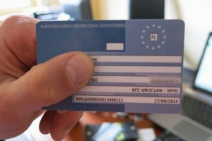 Wyjeżdżając za granicę ubezpieczony powinien mieć ze sobą fizycznie kartę EKUZ (fot. wroclaw.pl)