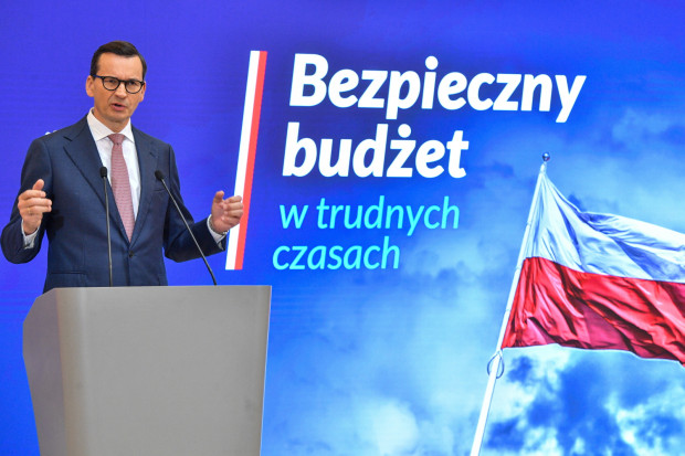Premier Mateusz Morawiecki podczas wypowiedzi dla mediów po zakończonym posiedzeniu Rady Ministrów w siedzibie KPRM w Warszawie (fot. Radek Pietruszka/PAP)
