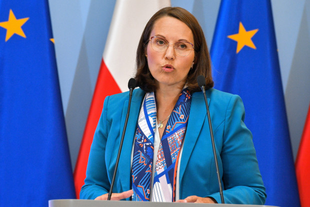 Minister finansów Magdalena Rzeczkowska podczas wypowiedzi dla mediów po zakończonym posiedzeniu Rady Ministrów 24 sierpnia w siedzibie KPRM w Warszawie (fot. Radek Pietruszka/PAP)