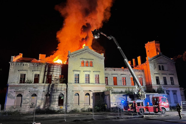 Pożar zabytkowego budynku byłego dworca w Głubczycach (fot. Twitter)