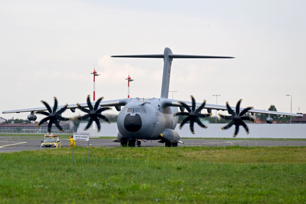 Samolot Airbus A400 w trakcie treningu. (Fot. PAP/Piotr Polak)