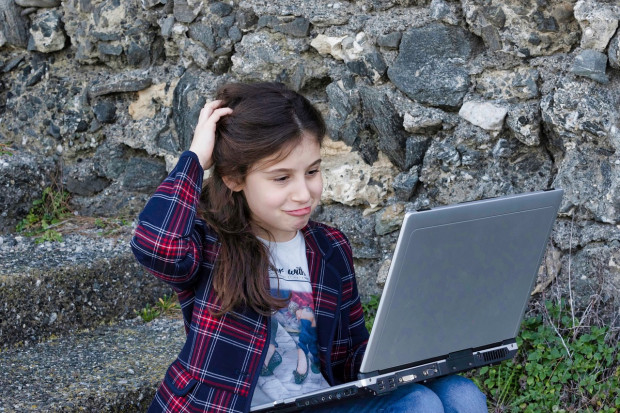 Docelowo do uczniów ma trafić blisko 350 tys. laptopów (fot.pixabay)