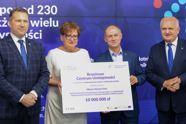 Uroczyste przekazanie czeków na branżowe centra umiejetności w woj. lubuskim odbyło się w Gorzowie Wielkopolskim (fot. MEiN)
