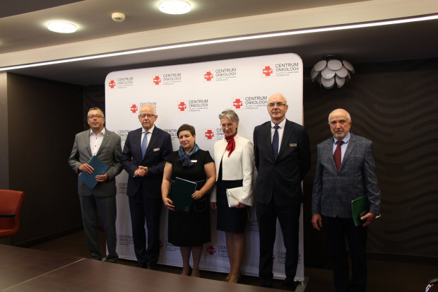 Po podpisaniu umowy na sfinansowanie przez NFOŚiGW termomodernizacji Centrum Onkologii w Bydgoszczy (fot. Twitter/NFOŚiGW)