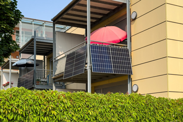 Panele fotowoltaiczne na dachach czy balkonach bloków mieszkalnych to rozwiązanie, które cieszy się coraz większym powodzeniem wśród mieszkańców, wspólnot i spółdzielni mieszkaniowych (fot. shutterstock)