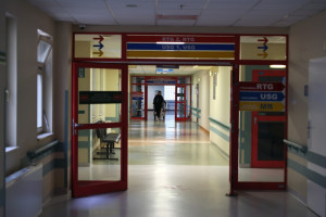 Trzy szpitale w miejsce brakujących pielęgniarek zatrudniły opiekunów medycznych, pomimo że prawo nie przewiduje takiej możliwości (fot. shutterstock/DarSzach)