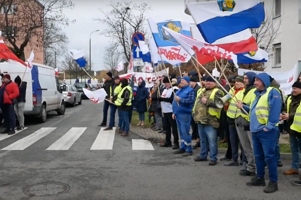 W lutym związkowcy pikietowali przed siedzibą Wód Polskich w Poznaniu ( fot. youtube/Auto Mania Poznań)