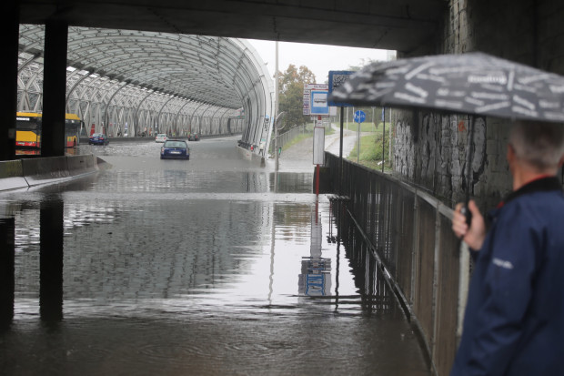 Zalana trasa S8 na warszawskich Bielanach. W związku z obfitymi opadami deszczu doszło do podtopienia jezdni. Przejazd w obu kierunkach był zablokowany (fot. PAP/Albert Zawada)