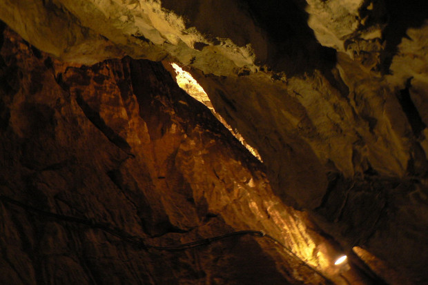 Jaskini Mroźna najczęściej odwiedzaną jaskinią w polskich Tatrach i jedną z sześciu jaskiń udostępnionych do zwiedzania (fot. Wikipedia/Rw23/domena publiczna)