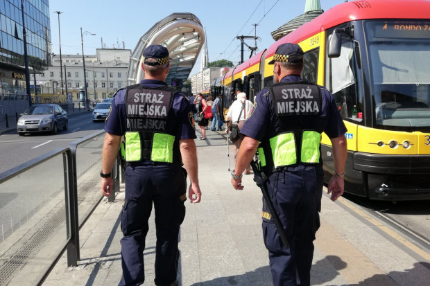 W Warszawie zainteresowanie pracą strażnika akurat rośnie, ale wakatów wciąż jest dużo (Fot. Straż Miejska Miasta st. Warszawy/Twitter)