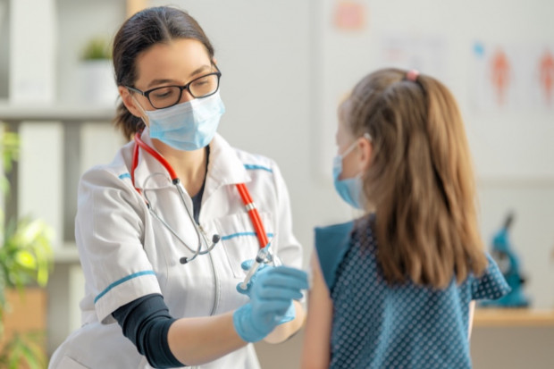 Wraz z końcem wakacji powinna wzrosnąć liczba szczepień dzieci przeciwko HPV (fot. Shutterstock)