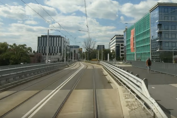 Fragment trasy tramwajowo-autobusowej (TAT) we Wrocławiu (fot. YouTube/Wroclaw.pl)