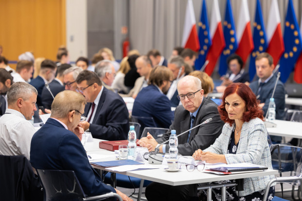 Podniesienie płacy minimalnej było jednym z tematów ostatniego posiedzenia Komisji Wspólnej Rządu i Samorządu (fot. www.gov.pl)