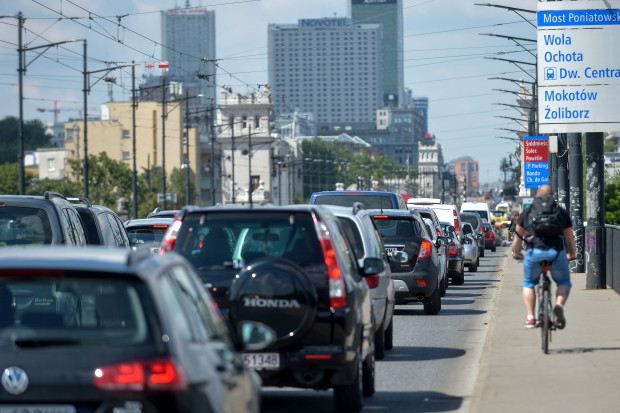 Polska należy do najbardziej zmotoryzowanych krajów w Unii Europejskiej (fot. PAP/Marcin Obara)