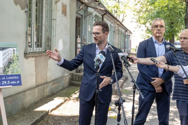 Minister Buda przekazał władzom Łodzi oraz Widzewskiemu TBS 29,5 mln zł dotacji na budowę budynku mieszkalnego (fot. gov.pl)