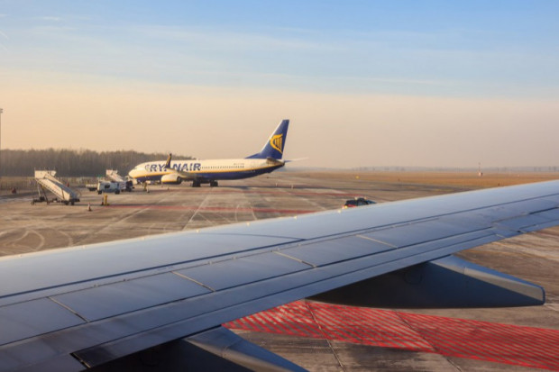 Chodzi o anulowanie dziesięciu tras z lotniska w Modlinie (fot.shutterstock)