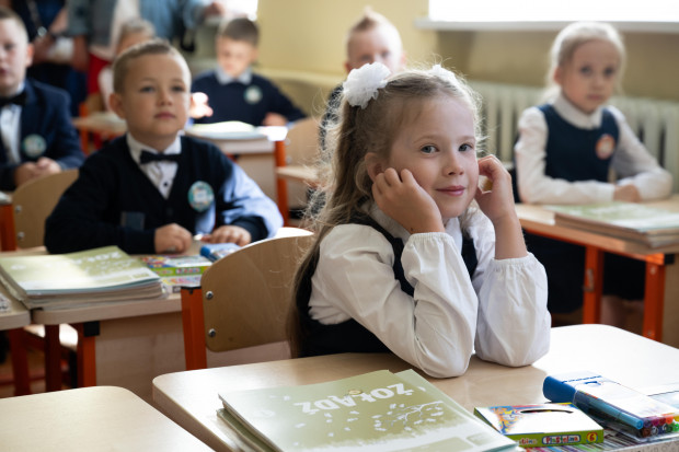 Wprowadzenie bonu edukacyjnego zwiększy dysproporcje między szkołami i pozbawi uczniów słabszych ekonomicznie możliwości rozwoju (fot. PAP/Valdemar Doveiko).