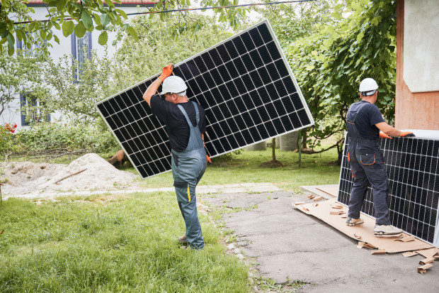 W Polsce cały czas rośnie liczba montowanych instalacji fotowoltaicznych (fot. Adobestock)