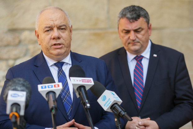 Minister aktywów państwowych Jacek Sasin i pełnomocnik rządu do spraw transformacji spółek energetycznych i górnictwa węglowego Marek Wesoły (fot. PAP/Zbigniew Meissner)