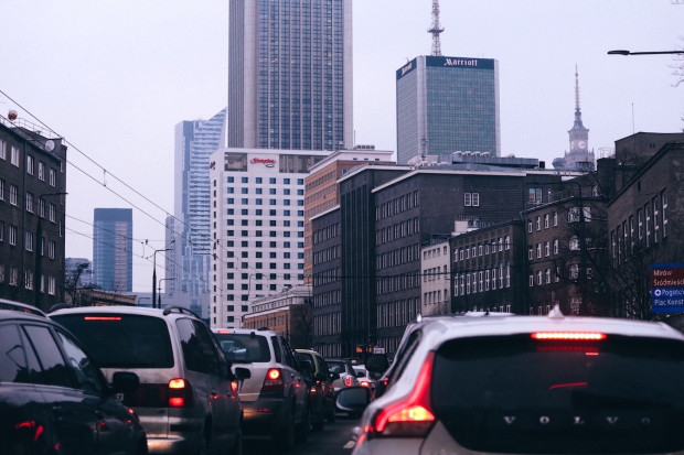 Strefy czystego transportu mają ograniczyć emisję spalin w miastach (fot. PAP/Albert Zawada)