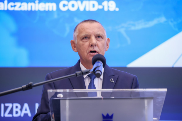 Prezes Najwyższej Izby Kontroli Marian Banaś na konferencji prasowej NIK prezentującej wyniki trzech kontroli dotyczących przebiegu pandemii COVID-19 (fot. PAP/Leszek Szymański)