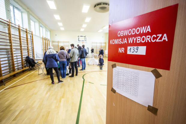 Komisja zweryfikowała oświadczenia znanych sobie osób, że nie udzielały one poparcia, mimo że użyto ich danych na listach - powiedział Marcin Myszka