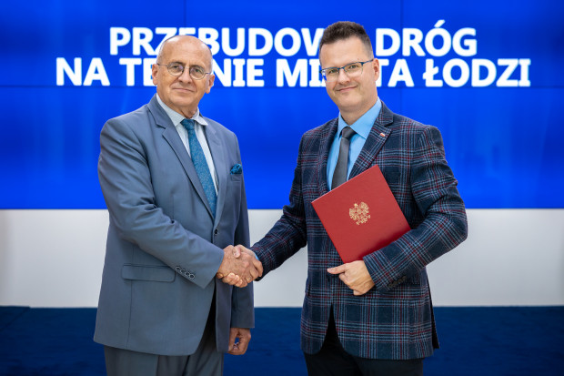 Wiceminister infrastruktury Andrzej Bittel (z prawej) i minister spraw zagranicznych Zbigniew Rau po podpisaniu umowy na dofinansowanie w inwestycji drogowych w Łodzi (fot. MI)