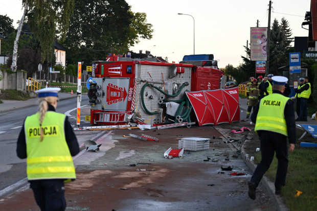 Śmierć w wypadku poniosło dwóch strażaków OSP (fot. PAP/Adam Warżawa)