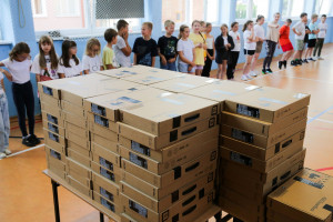 Do Szkoły Podstawowej w Dywitach k. Olsztyna trafiło 120 laptopów (fot. PAP/Tomasz Waszczuk).