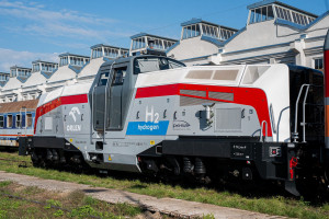 Orlen kupił pierwszą lokomotywę wykorzystującą napęd wodorowy. To w ogóle pierwszy tego typu pojazd szynowy w Polsce. (Fot. Mat.Pras)