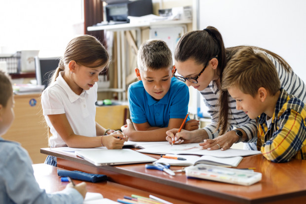 Nadgodziny w pracy nauczyciela są regulowane w art. 35 ust. 1 ustawy Karty Nauczyciela (Fot. Shutterstock)