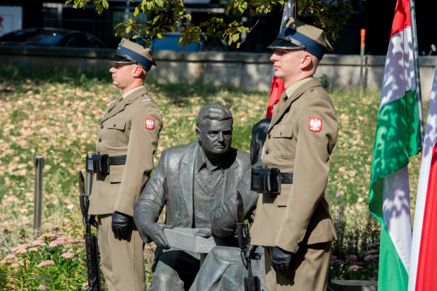 Pomnik Henryka Sławika i Józefa Antalla seniora, znajdujący się w parku Dolina Szwajcarska w Warszawie, został odsłonięty w 2016 r. (fot. Urząd do Spraw Kombatantów i Osób Represjonowanych/ FB)