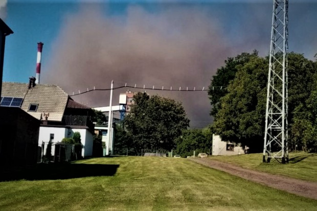 Pył opadł na domy i ulice w promieniu kilku kilometrów. (fot. miastoradlin/FB)