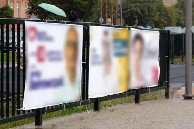 Hasła i plakaty wyborcze powinny być zamieszczane w taki sposób, aby nie zagrażały życiu lub zdrowiu ludzi, bezpieczeństwu mienia bądź bezpieczeństwu w ruchu drogowym (Fot. Straż Miejska w Gdańsku)