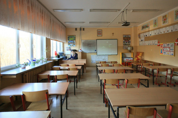 Nauczyciele chcą podwyżek. Wielu zamiast czekać, szuka pracy poza szkołą (fot. PAP/Lech Muszyński)