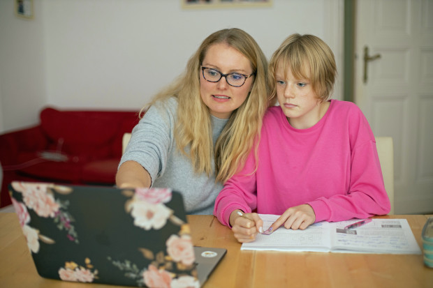 W zależności od szkoły, wychowawcy sugerują rodzicom, by przekazali na Radę Rodziców kwotę między 30 a 100 złotych w przypadku jednego dziecka (Fot. sofatutor/Unspalash.com)