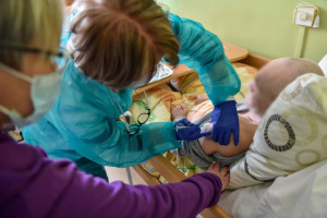 Pielęgniarki zatrudnione w domach pomocy społecznej zarabiają miesięcznie 3-4 tys. zł (fot. PAP/Wojtek Jargiło)