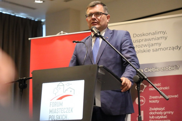 Wiceminister rozwoju i technologii Piotr Uściński ma radę dla słabo zarabiających nauczycieli (fot. TT/MRiT)
