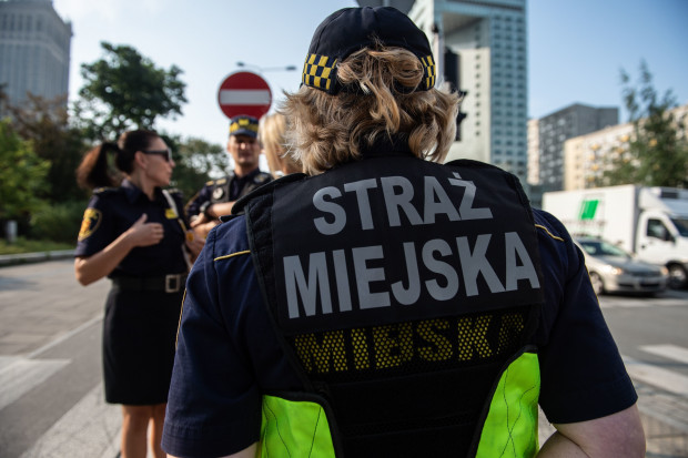 Strażnicy miejscy nie mogą pochwalić się wysokimi zarobkami (Fot. zdm.waw.pl)
