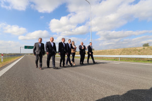 Otwarcie odcinka drogi ekspresowej S11 Koszalin-Bobolice, w którym udział wzięli m.in. premier Mateusz Morawiecki i minister infrastruktury Andrzej Adamczyk (fot. MI)
